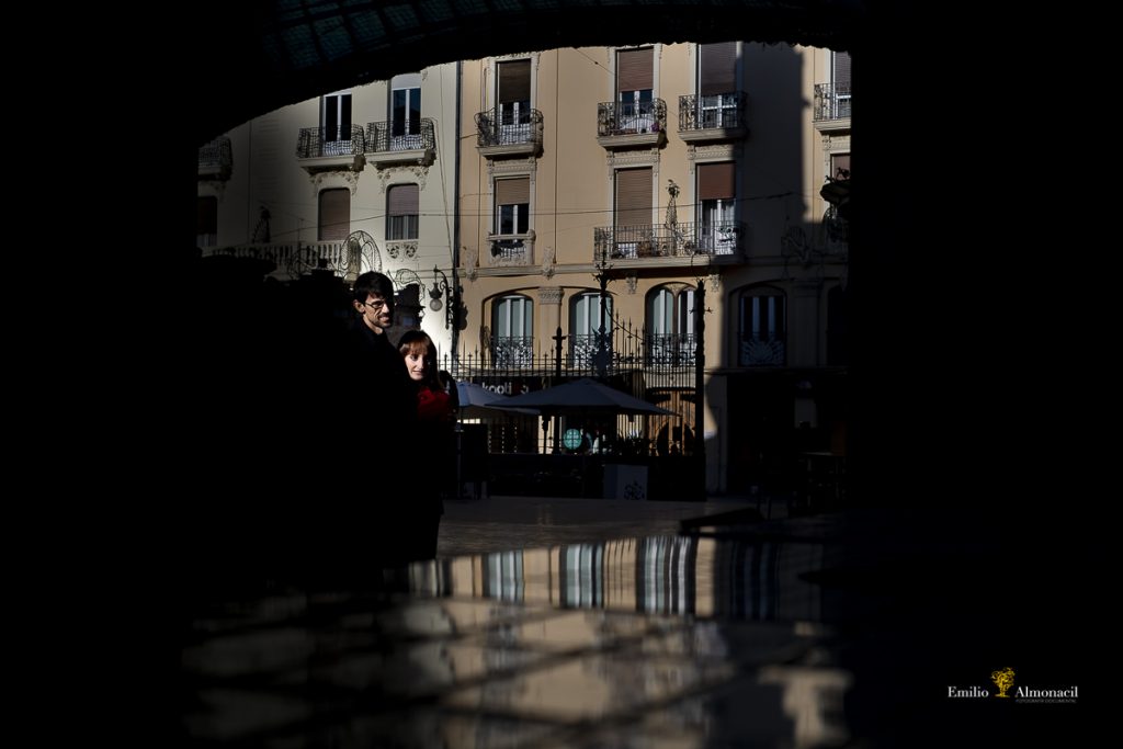 FOTOGRAFÍA PREBODA EN EL MERCADO DE COLON, JUGANDO CON LOS RAYITOS DE SOL