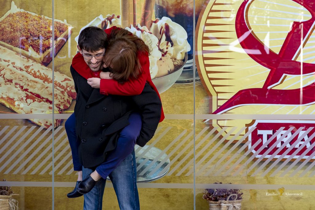 FOTOGRAFÍA DE PREBODA EN EL MERCADO DE COLON, JUGANDO CON LOS COLORES DE LA NOVIA Y EL ESCAPARATE