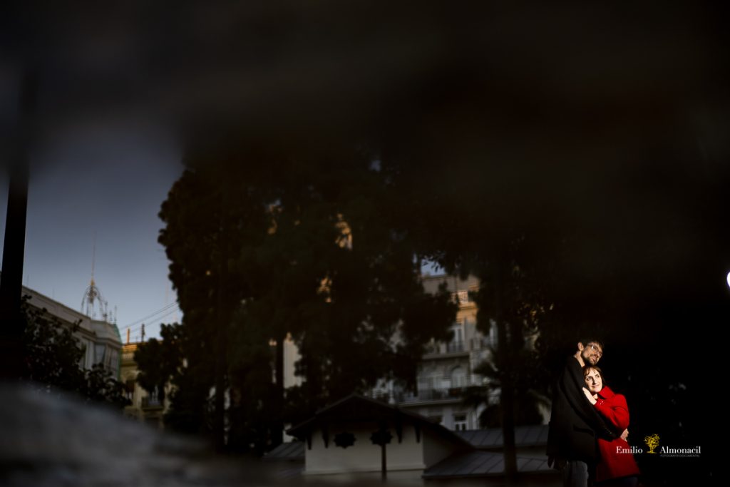 LOS NOVIOS REFLEJADOS DURANTE PREBODA EN EL CENTRO DE VALENCIA