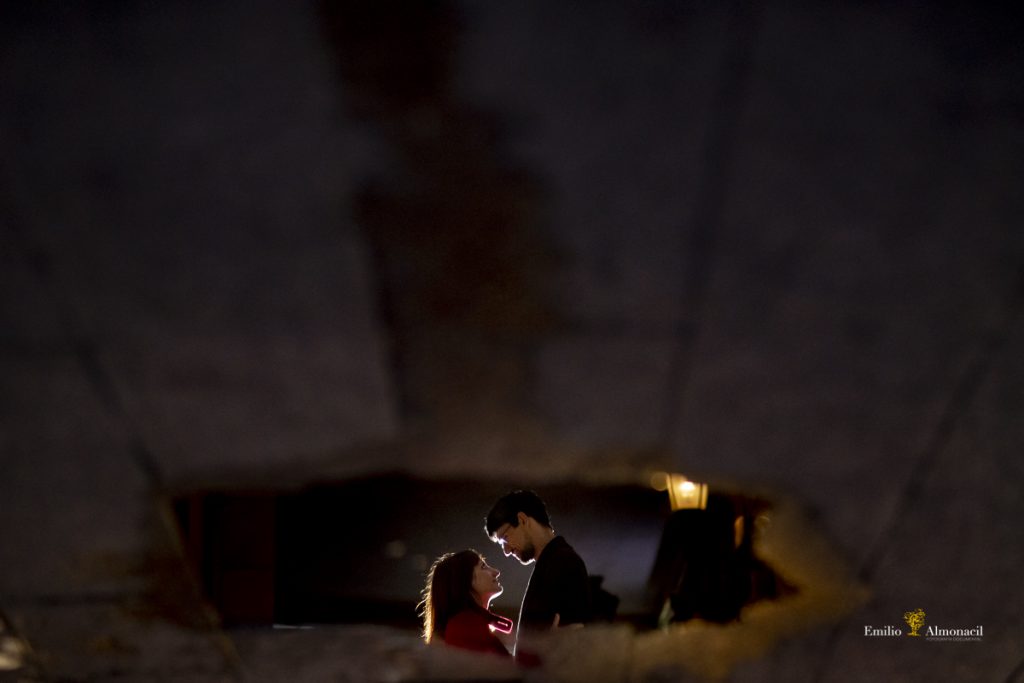 LOS NOVIOS REFLEJADOS DURANTE PREBODA EN EL MERCADO DE COLON